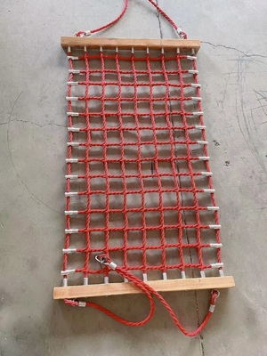 De Kinderenhangmat 150cmx80cm van de rode Kleurenspeelplaats met het Hangen van Kabel