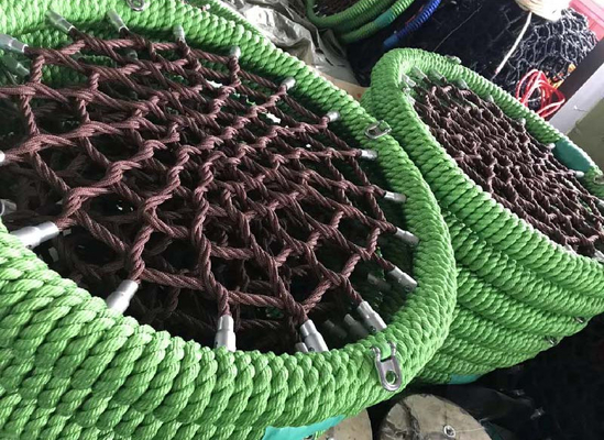 Leverde het boom Cirkelufo met de Schommeling van de Kabelsspin Seat Met zwemvliezen op