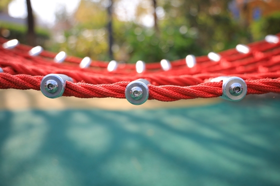 Hangende die de Hangmatschommeling van de Kabelspeelplaats voor Kinderen wordt aangepast